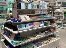 What are the characteristics of the rotating display shelf of cosmetics?